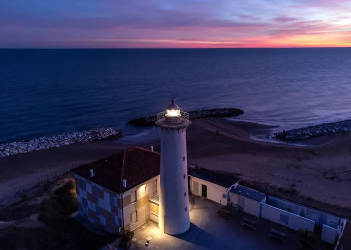 Essential Near The 아파트